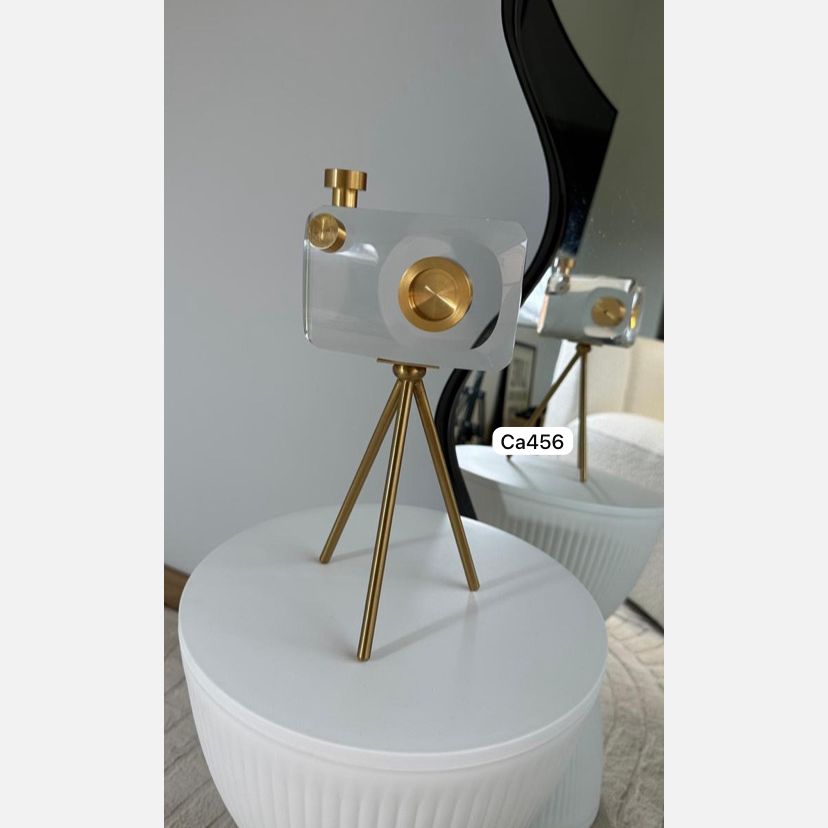 Articulo decorativo camara cristal detalles dorado 13cm* 4,5cm* 10cm* base 17cm
